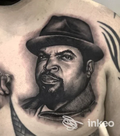 Tattoo sul torace raffigurante ritratto in bianco e nero di uomo con cappello, realizzato nello studio Seventh Ink Tattoo a Reggio nell'Emilia, Italia.