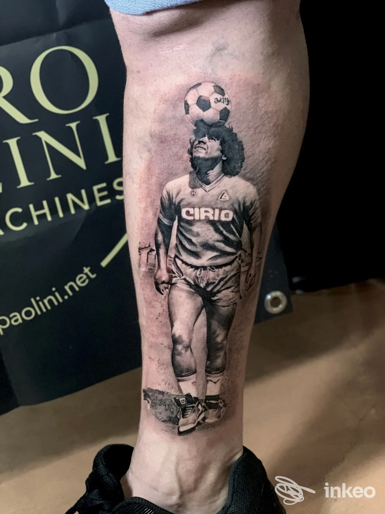 Tatuaggio sul polpaccio raffigurante un calciatore con la palla sulla testa, eseguito da Seventh Ink Tattoo a Reggio nell'Emilia.
