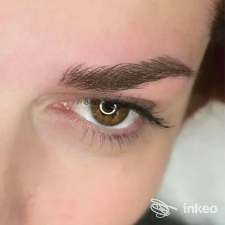 Sopracciglio tatuato semipermanente visibile sull'occhio di una persona; realizzato dallo studio Blediana Trucco Semipermanente a Cesena.