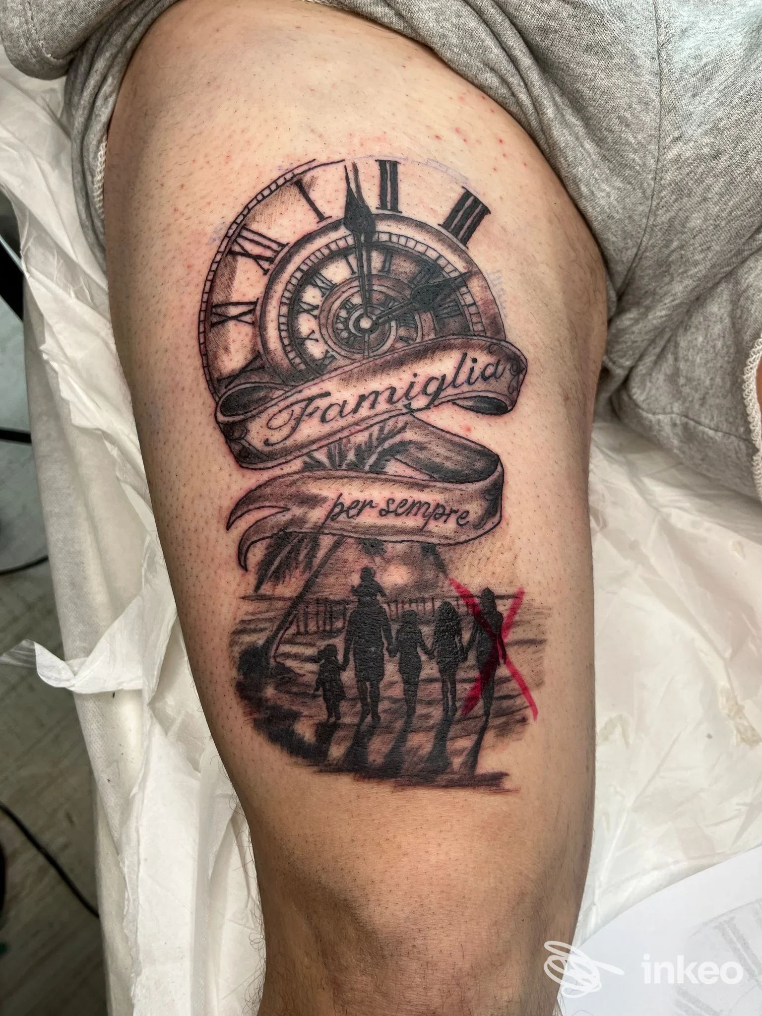Tatuaggio su coscia con orologio, nastri 'Famiglia per sempre' e silhouette di famiglia — True Love Ink, Fidenza.