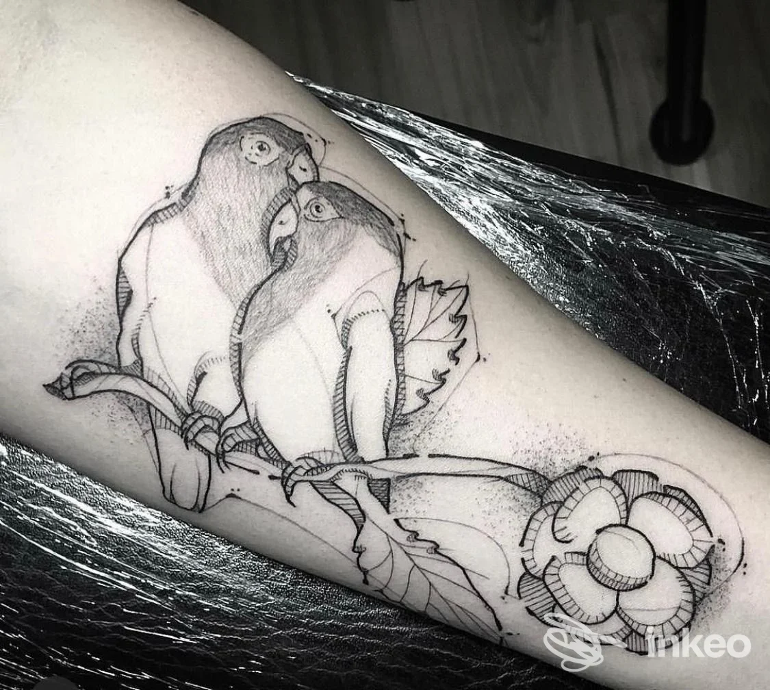 Tatuaggio linework con due uccelli su ramo e fiore sull'avambraccio, Altra Arte Tatuaggi, Faenza.