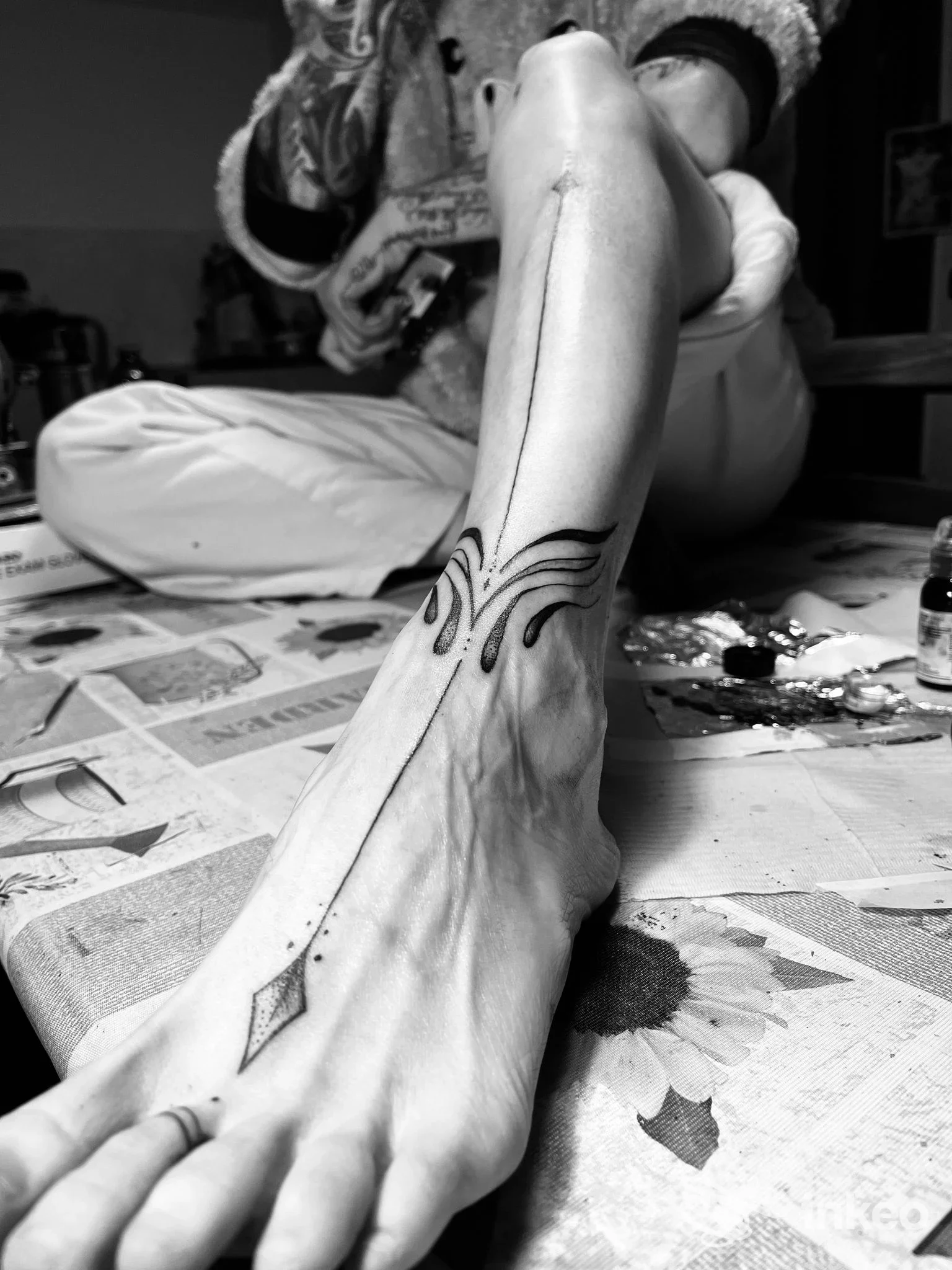 Primo piano del tatuaggio lineare su caviglia e dorso del piede, foto di Claudia ink lab a Guiglia.