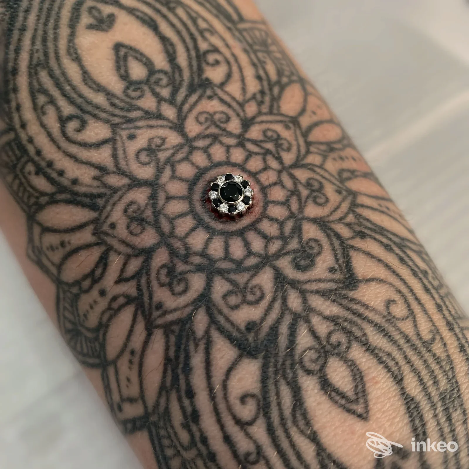 Piercing dermico al centro di un tatuaggio ornamentale sull'avambraccio, Moncy Art - Boutique Del Piercing, Gambettola.