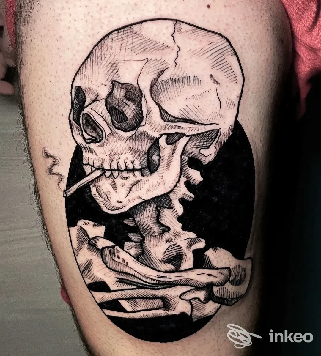 Grande tatuaggio stilizzato di un teschio con sigaretta sulla coscia, realizzato da SkinCake Tattoo & Piercing a Santarcangelo di Romagna.