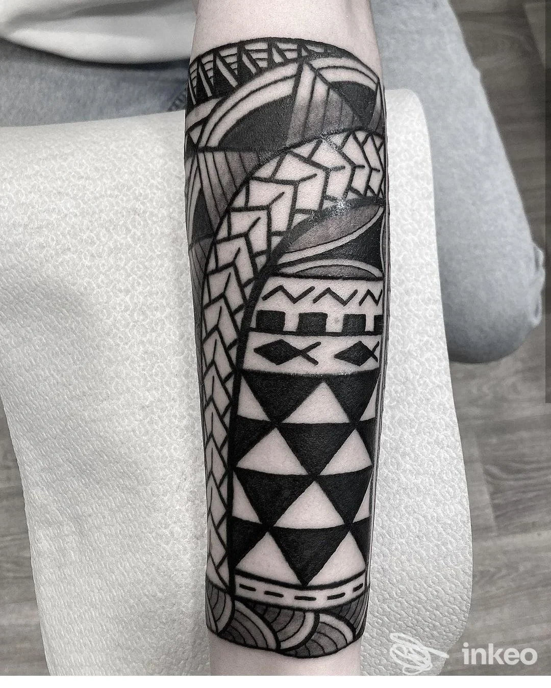 Tatuaggio geometric/blackwork sull'avambraccio, foto realizzata da SkinCake Tattoo & Piercing a Santarcangelo di Romagna.