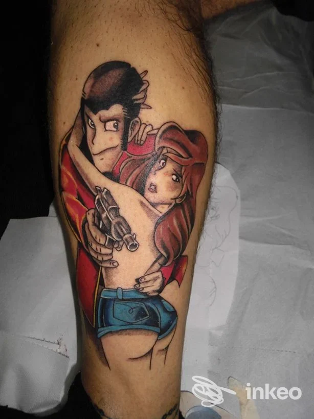 Tatuaggio a colori sul polpaccio raffigurante due personaggi abbracciati, foto di Image Studio Simone Tattoo, Fossa.