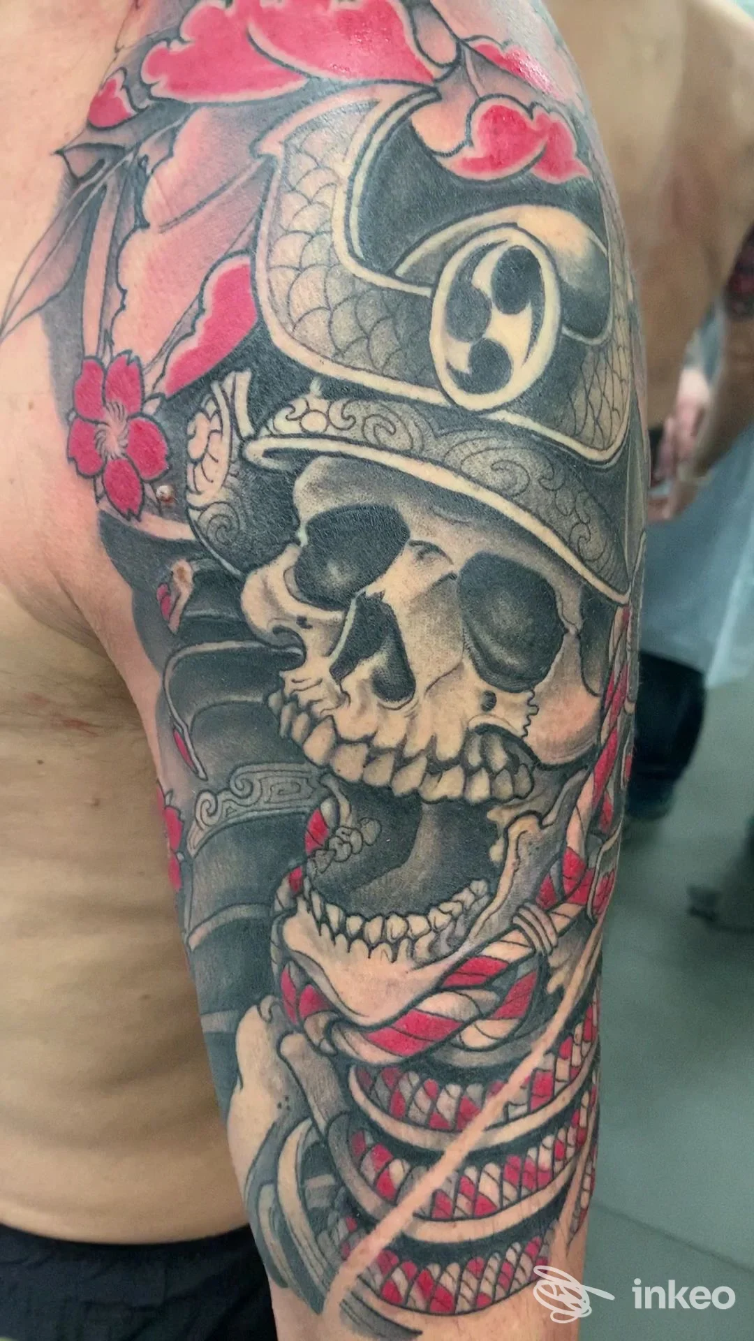 Manica tatuata con teschio-samurai, fiori sakura e ornamenti sul braccio e spalla, Holy Light Tattoo Shop, Rubiera