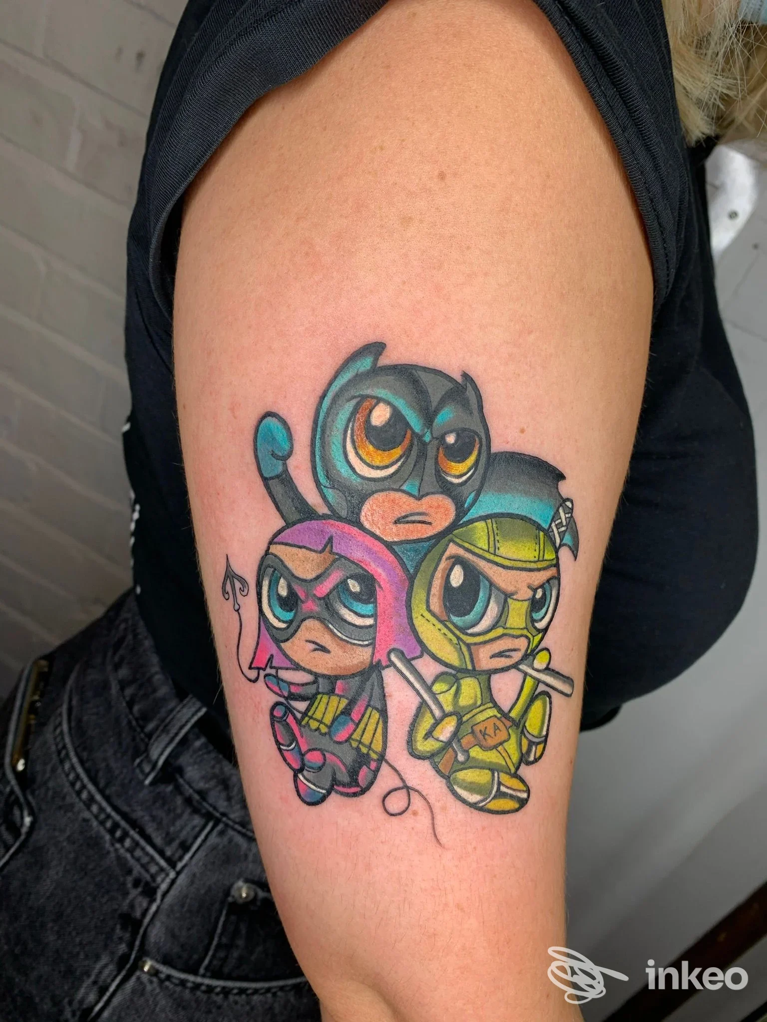 Tatuaggio colorato con tre personaggi in stile cartoon sul braccio, realizzato da I Moda' Tattoo Factory a Collecchio.