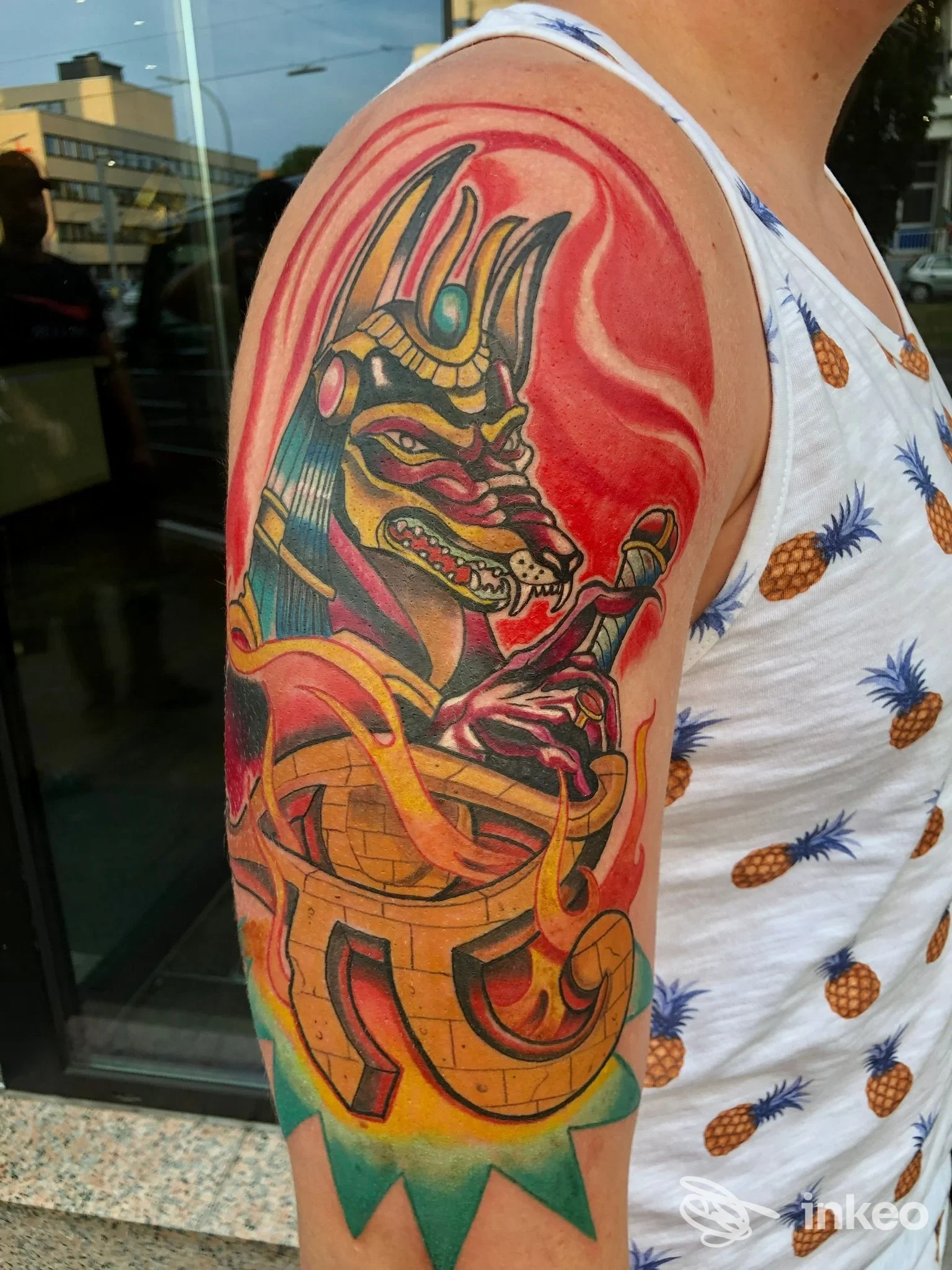Tatuaggio colorato di grande formato con figura ispirata all'antico Egitto sul braccio superiore, realizzato da I Moda' Tattoo Factory a Collecchio.