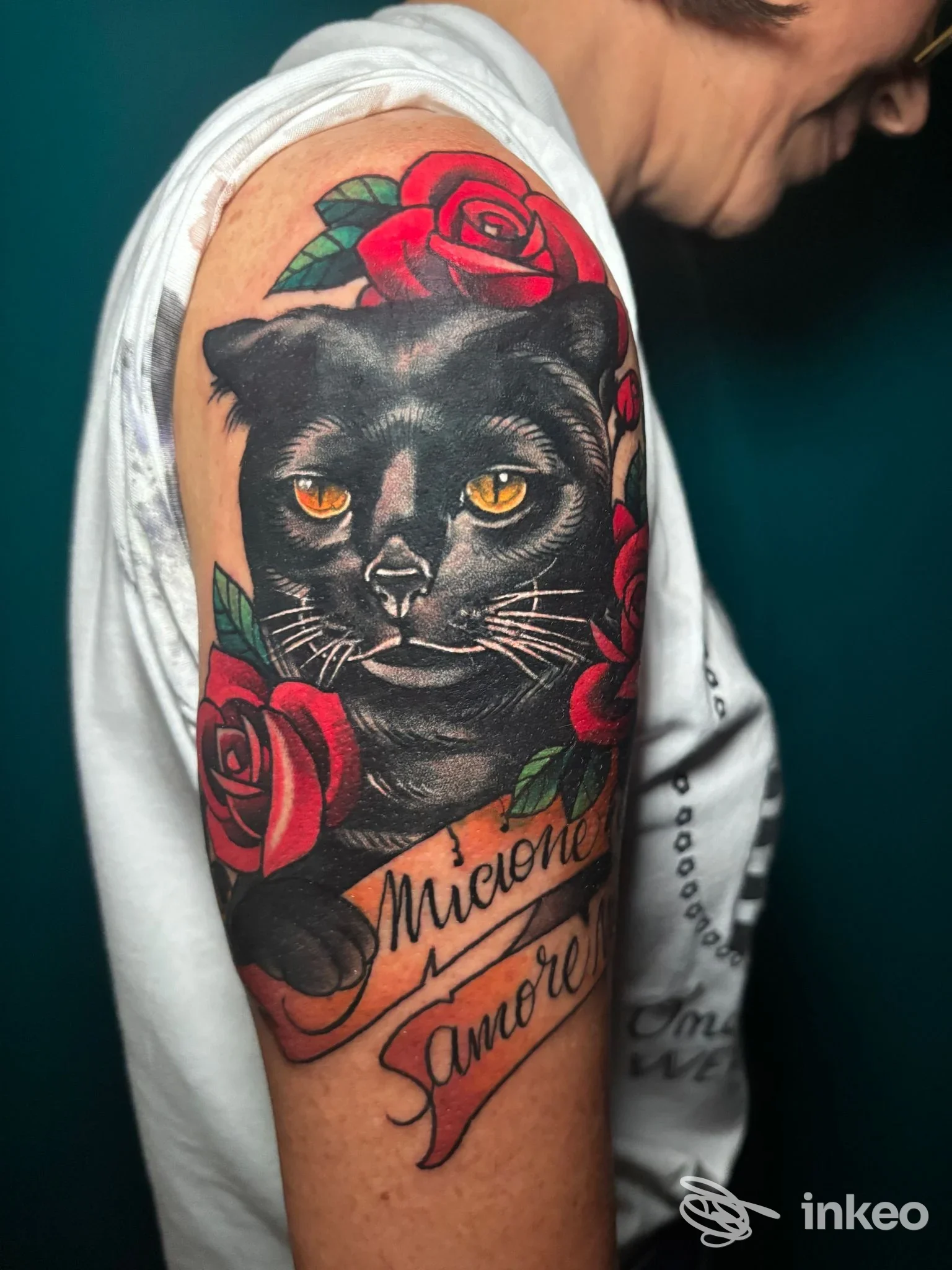 Tatuaggio neo-traditional di una pantera nera con rose sul braccio superiore, foto di Emersus Tattoo Atelier a Cortemaggiore.