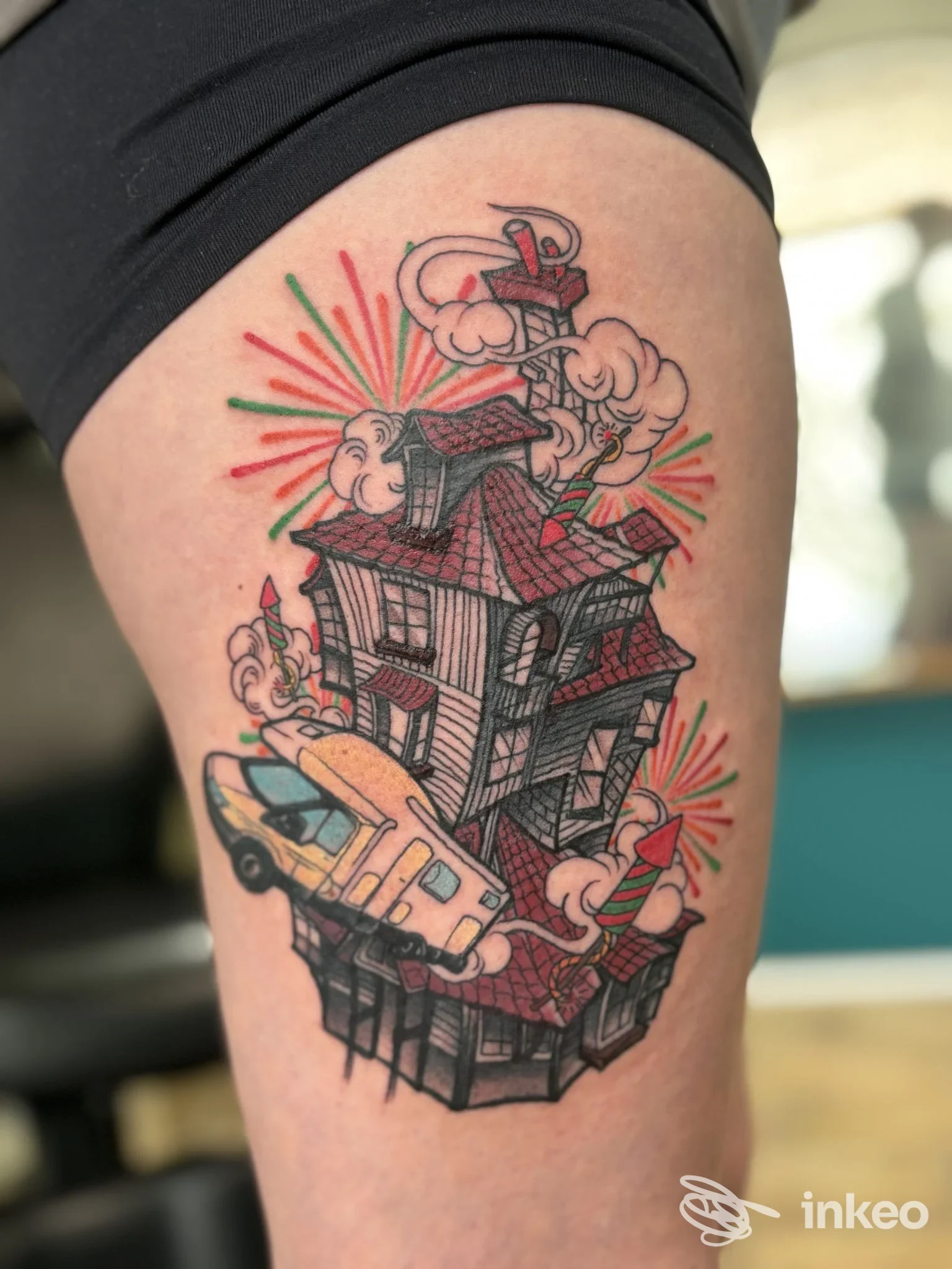 Tatuaggio su coscia raffigurante una casa stilizzata e un'auto con elementi colorati, foto per Emersus Tattoo Atelier, Cortemaggiore.