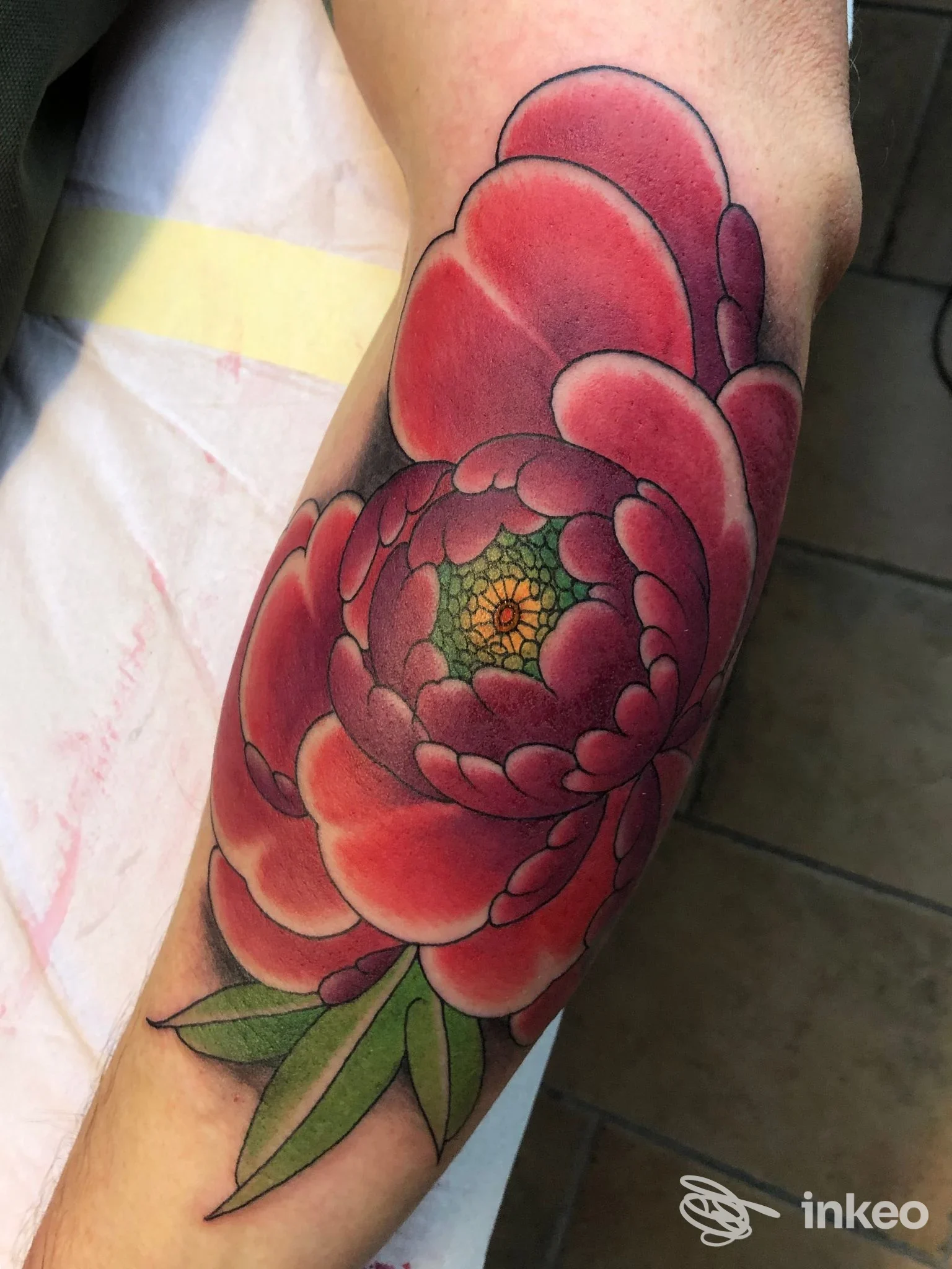 Tatuaggio floreale rosso su avambraccio, Emersus Tattoo Atelier, Cortemaggiore.