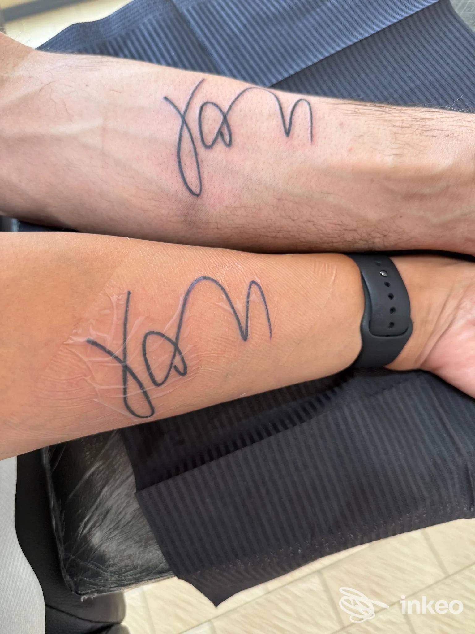 Due avambracci con tatuaggi abbinati in stile calligrafico, foto inviata da Chesta Creations Tattoo a Zocca.