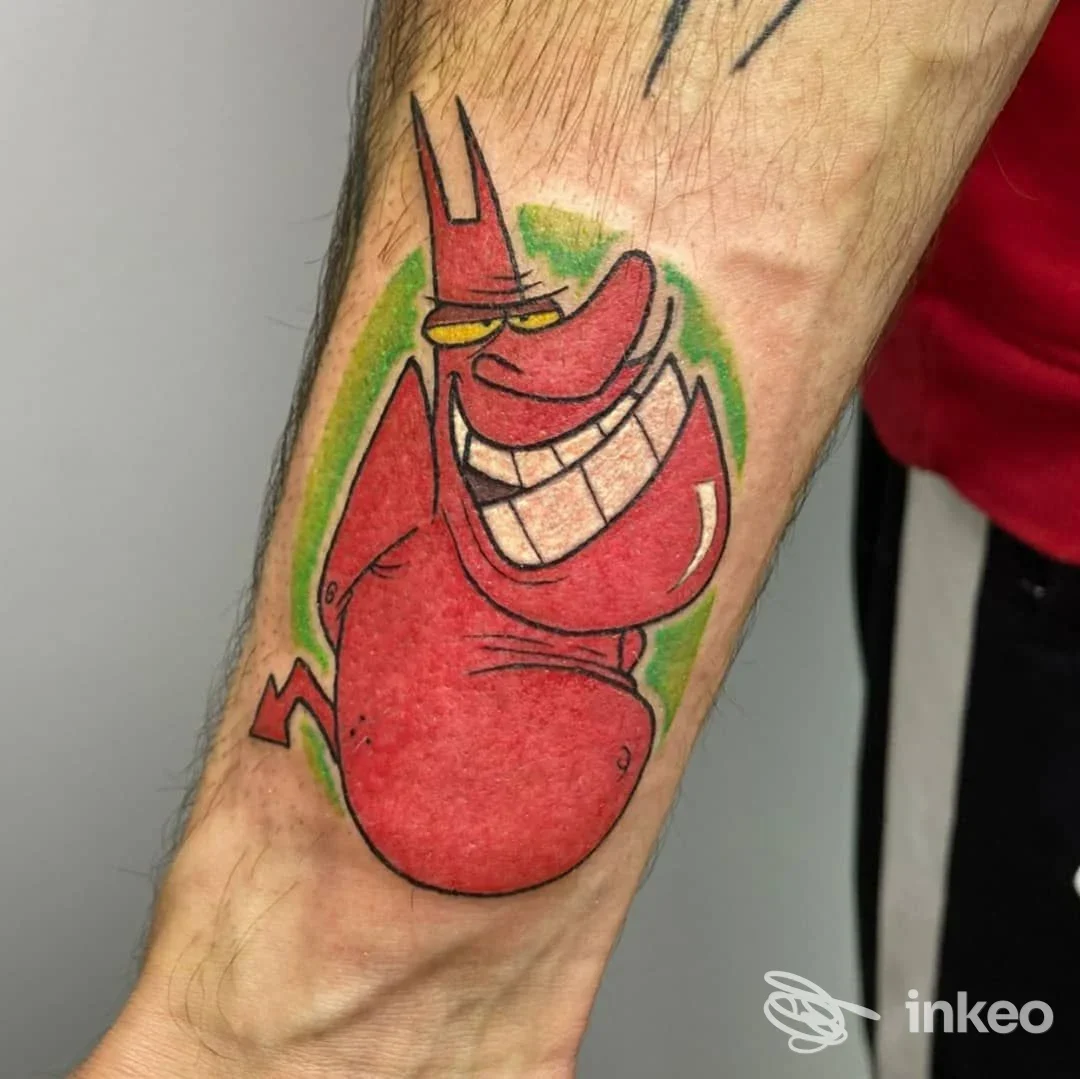 Tatuaggio cartoon rosso di un demone sull'avambraccio, foto studio toQtattoo, Sorbolo.