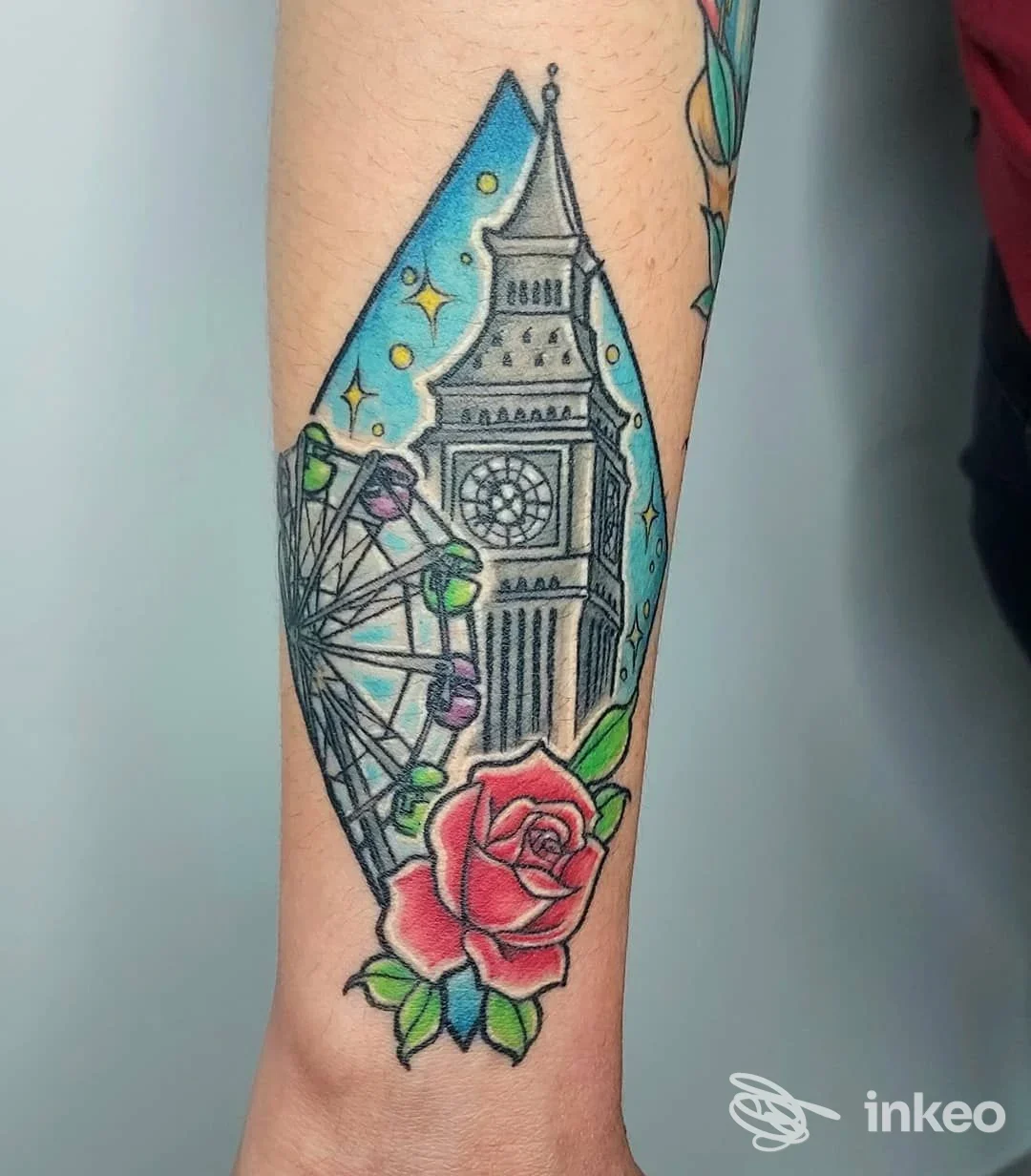 Tatuaggio colorato su avambraccio con Big Ben, ruota panoramica e rosa, realizzato da toQtattoo a Sorbolo.