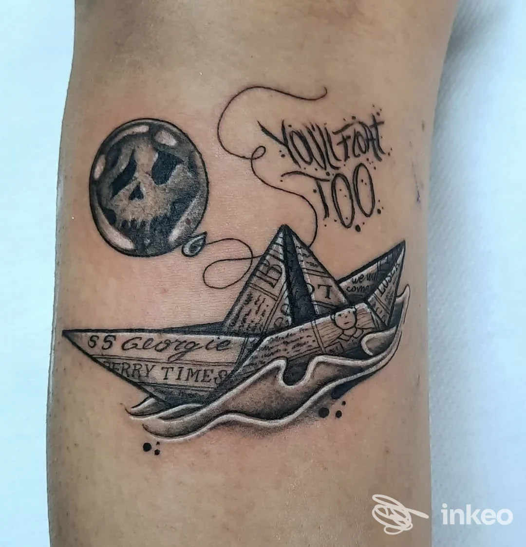 Tatuaggio avambraccio: barca di carta e palloncino con teschio, lettering 'you'll float too' — toQtattoo, Sorbolo.