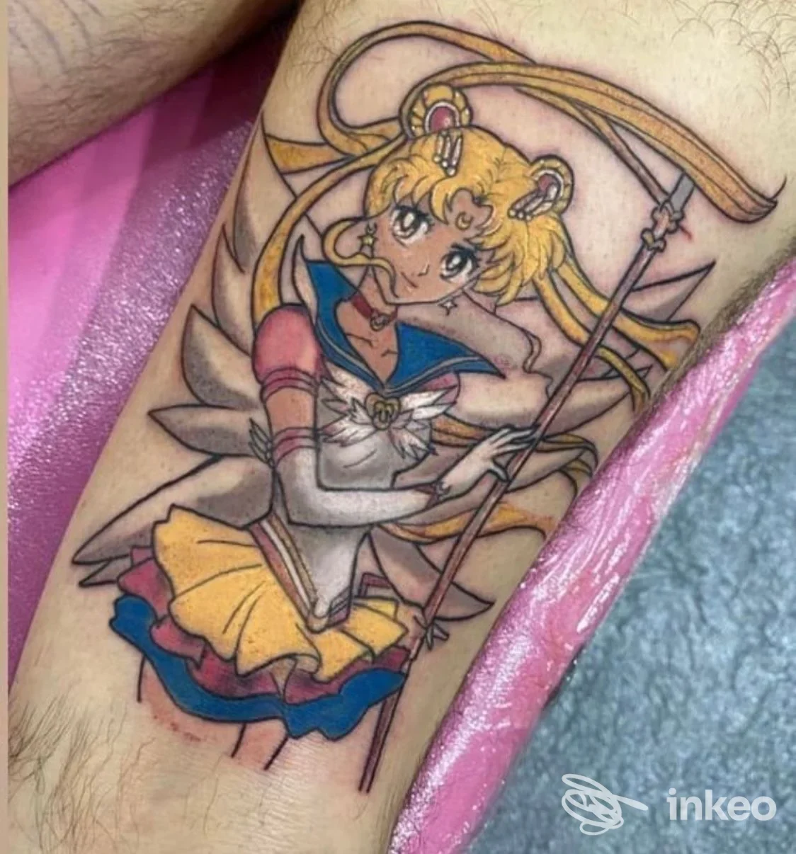 Tatuaggio a colori di Sailor Moon sul polpaccio, fotografato nello studio AdamantioTattoo&Piercing a Piacenza.