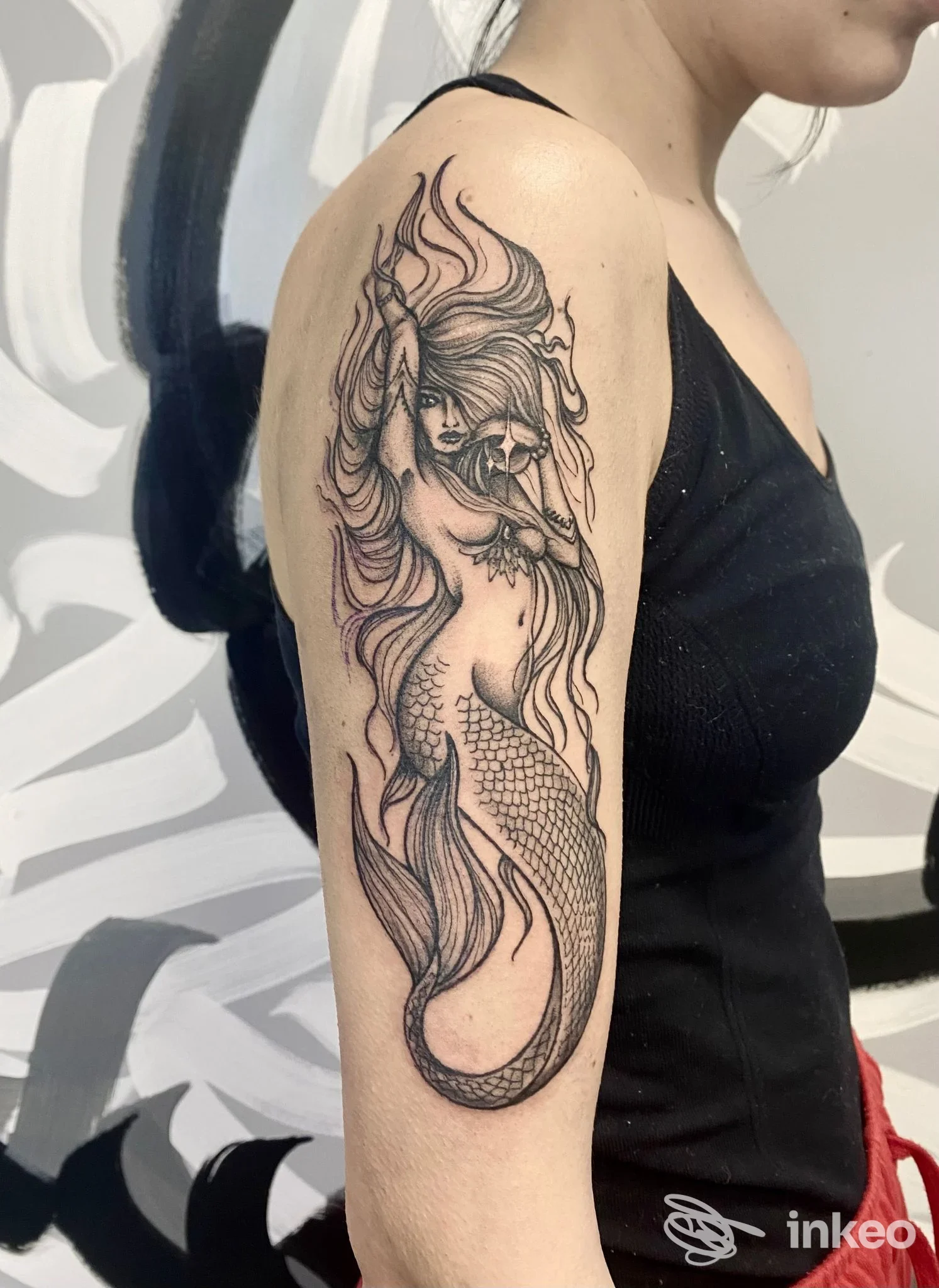 Tatuaggio a inchiostro nero di una sirena sull'avambraccio, foto inviata da Spleen Tattoo Studio a San Polo di Torrile.