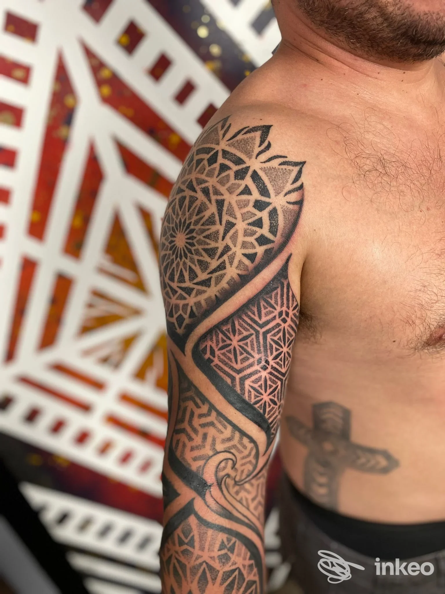 Tatuaggio geometrico a manica su spalla e braccio realizzato da Spleen Tattoo Studio, San Polo di Torrile.