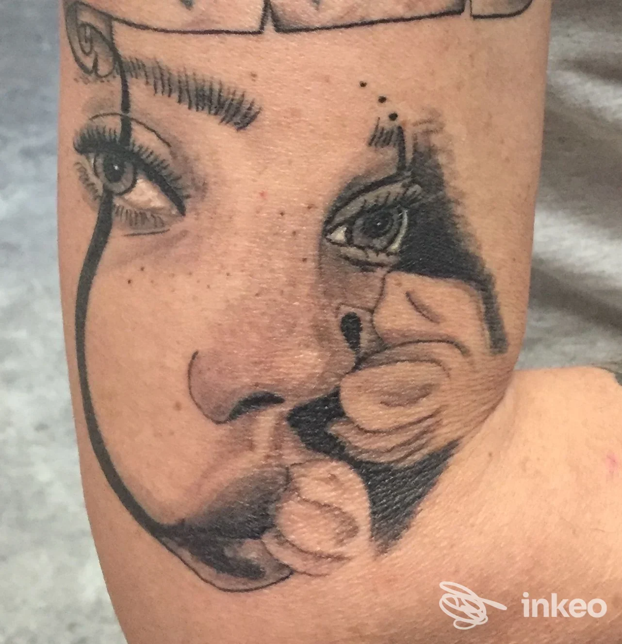 Tatuaggio realistico di volti e mani sull'avambraccio interno, eseguito da Schink Tattoo & Schira Design a Santa Maria Nuova.
