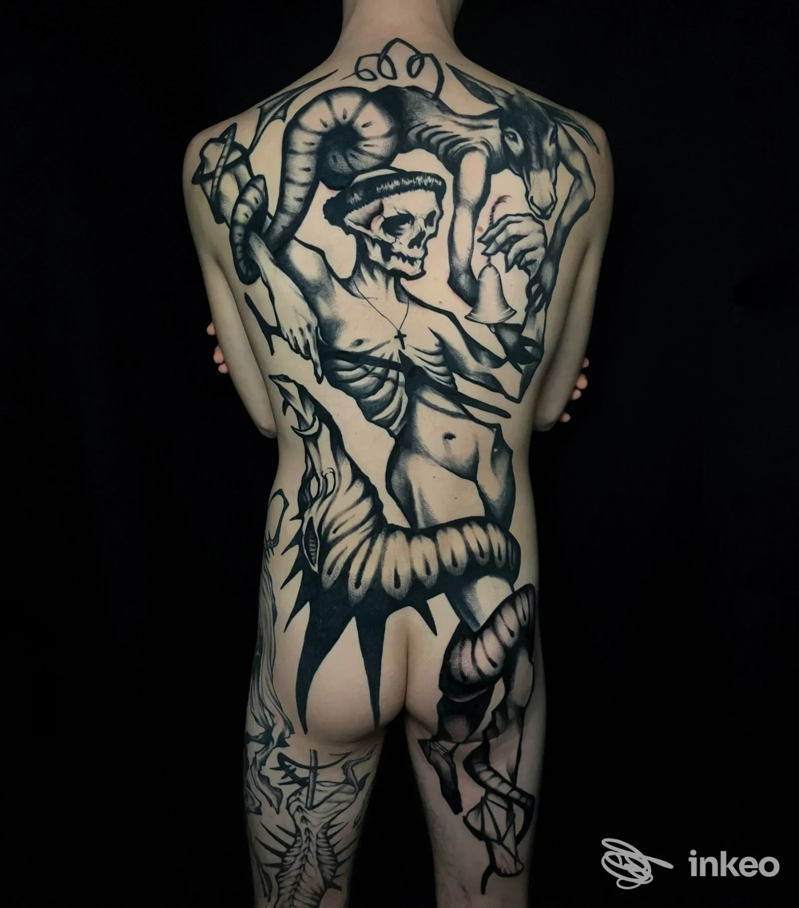 Copertura tatuata in bianco e nero su schiena, glutei e cosce, opera mostrata per Nero Di Seppia Tattoo & Piercing a Cattolica.