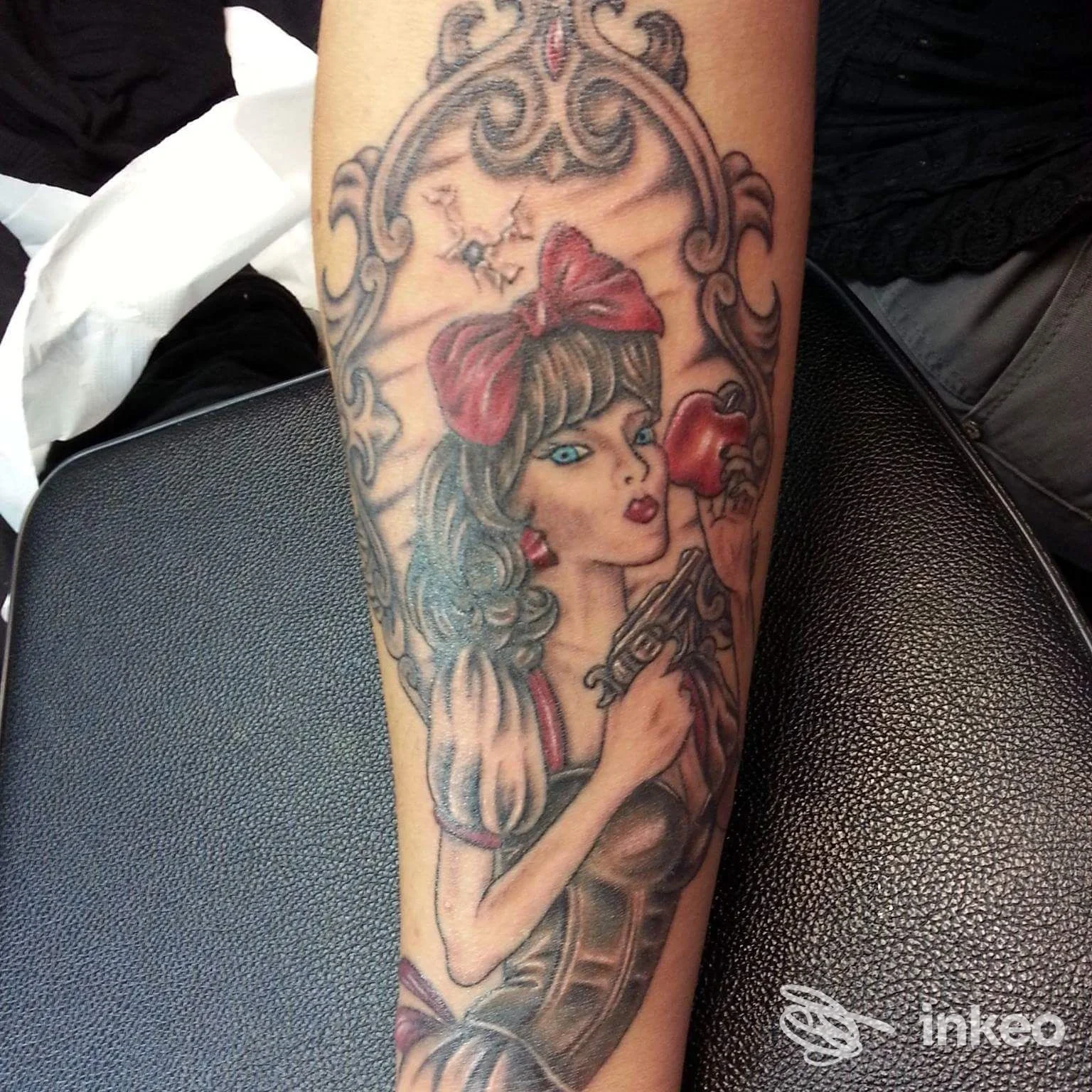 Tatuaggio su avambraccio raffigurante Biancaneve con mela, realizzato da Carmen e Max Tattoo a Castelnuovo Rangone.