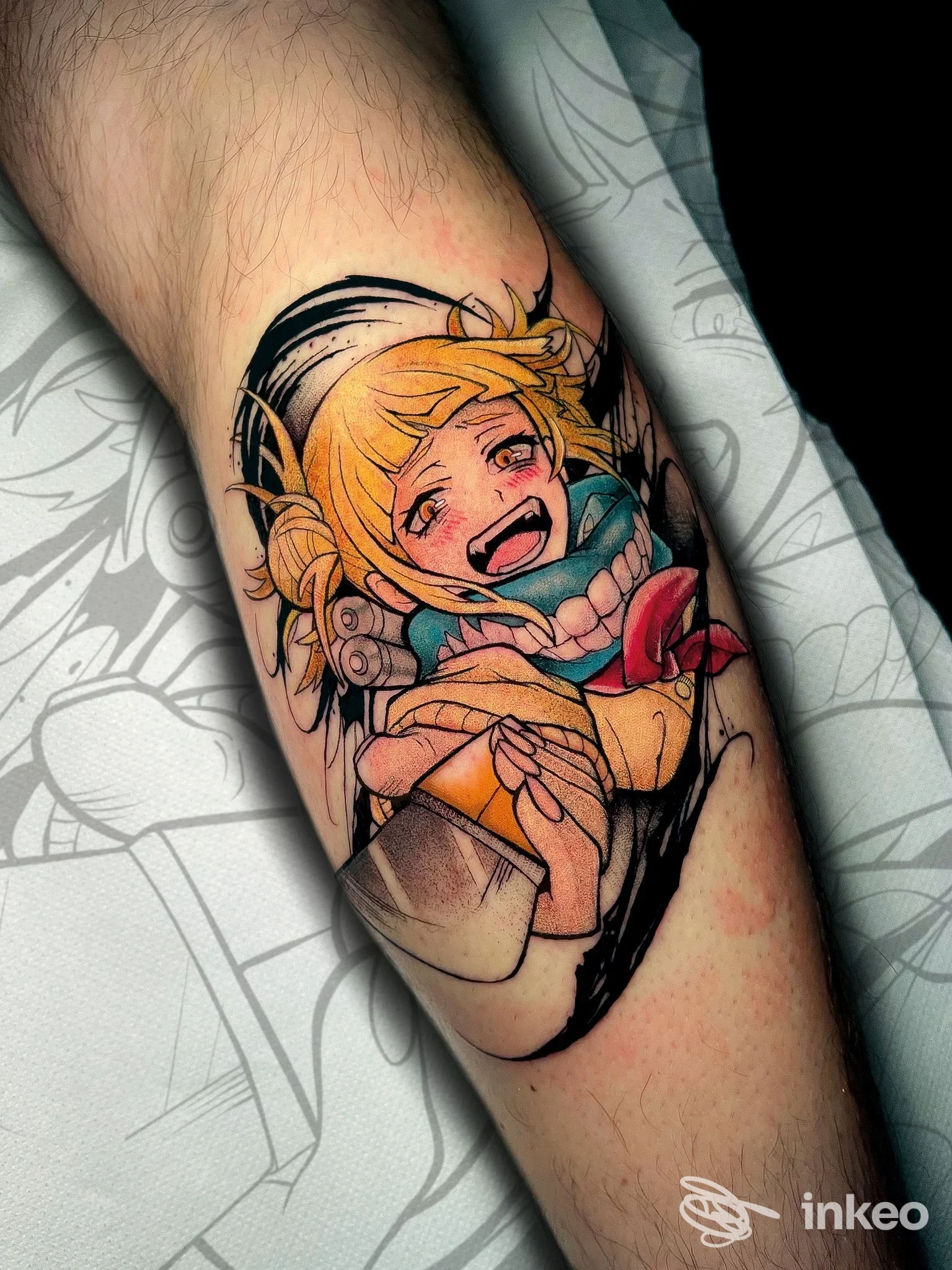 Tatuaggio a colori su avambraccio raffigurante un personaggio dallo stile anime, disegno ben definito e sfondo non prominente.