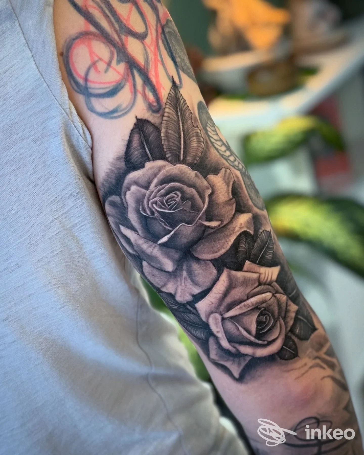Tatuaggio floreale black & grey con due rose sull'avambraccio, foto per Ossa&Koretattoo a Secchiano.