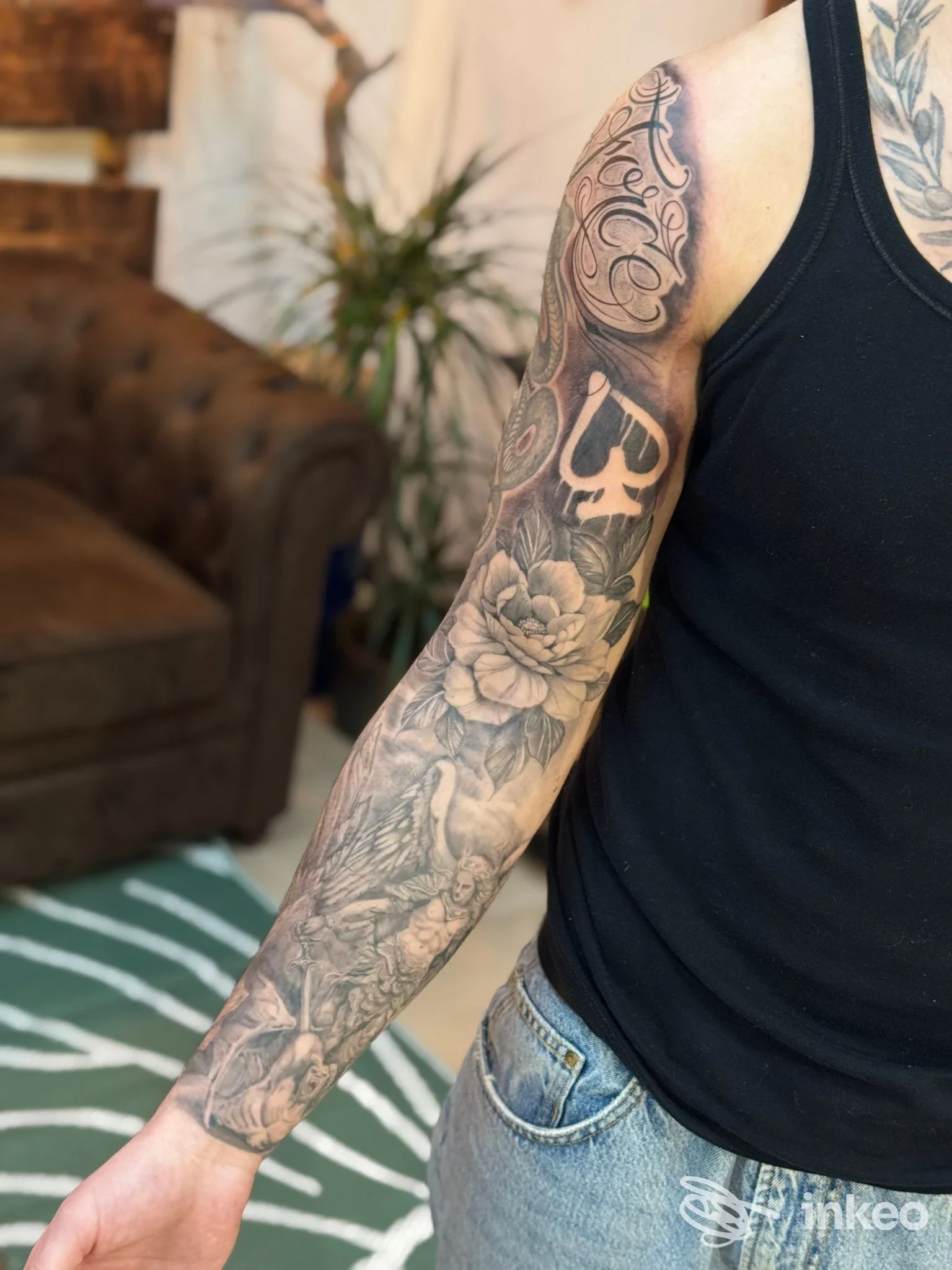 Manica tatuata in bianco e nero su braccio destro, foto dello studio Ossa&Koretattoo a Secchiano.