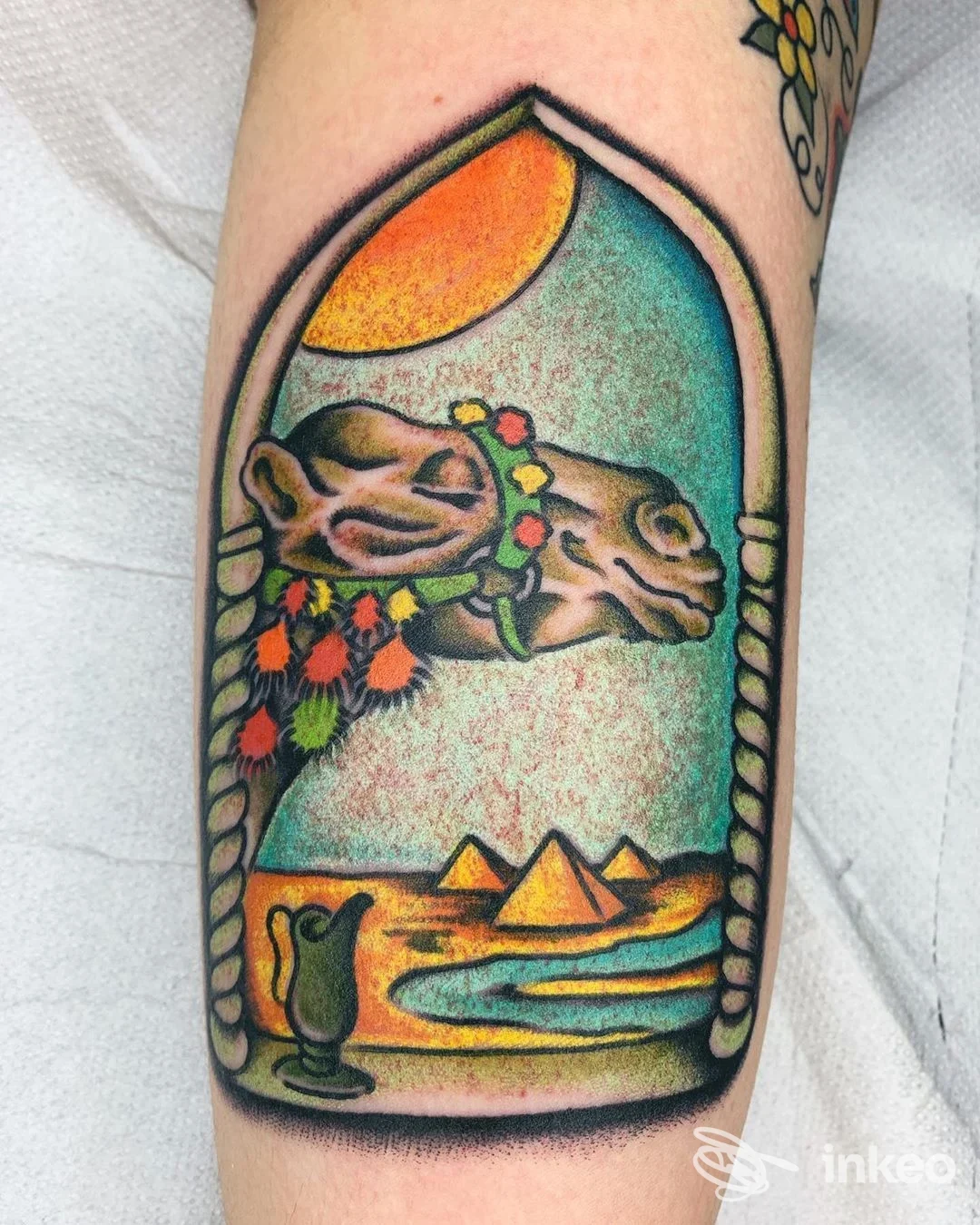 Tatuaggio colorato su avambraccio con scena a finestra, cranio con ghirlanda, piramidi e calice — Franky's Tattoo Shop, Piacenza.