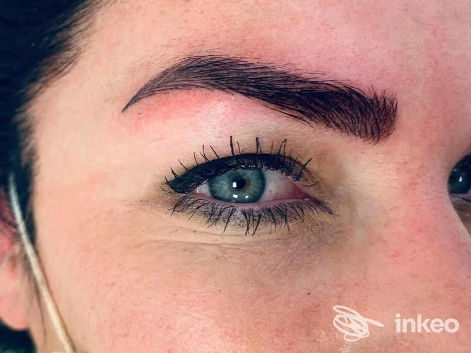 Primo piano di microblading al sopracciglio realizzato dallo studio Claudia Palazzo PMU Artist a Rimini.