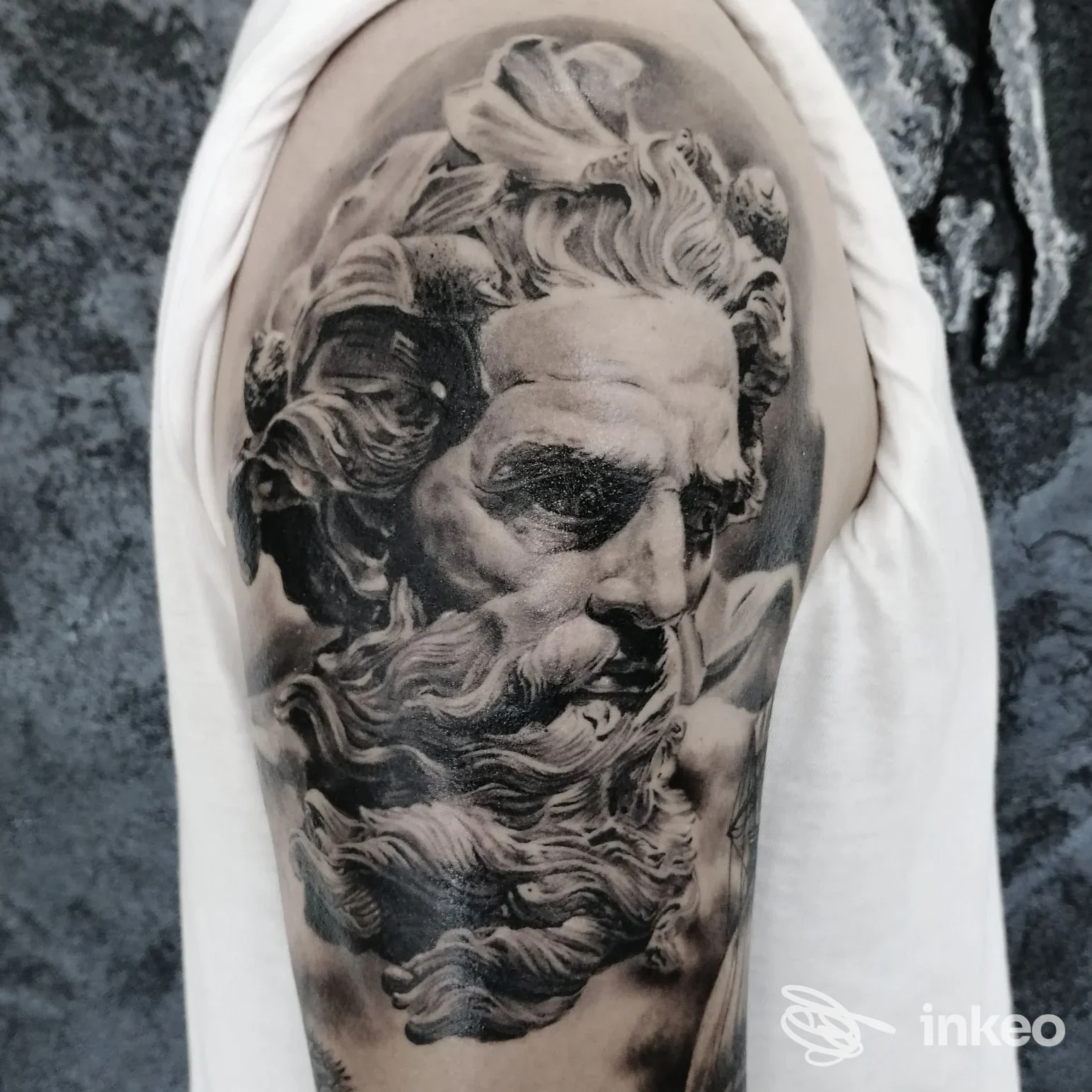 Tatuaggio realistico in bianco e nero su spalla/bicipite, Black Dollar Tattoo Gallery, Ramiola.