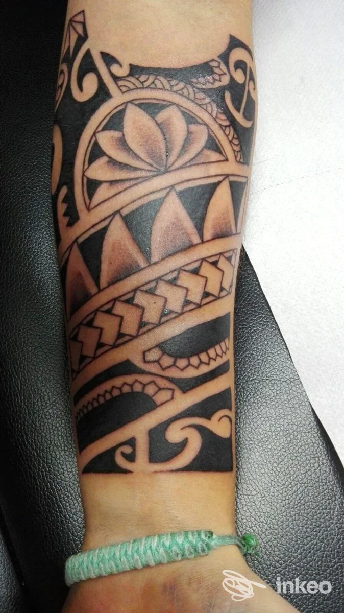 Tatuaggio tribale/polinesiano sull'avambraccio, foto per Greg Tattoo Art Studio, Mirandola.