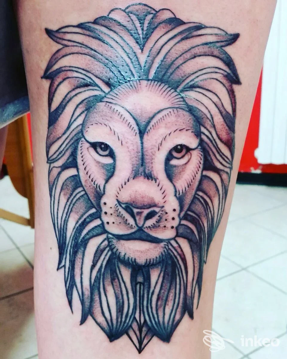 Tatuaggio della testa di un leone sul polpaccio, fotografia fornita da Greg Tattoo Art Studio a Mirandola.