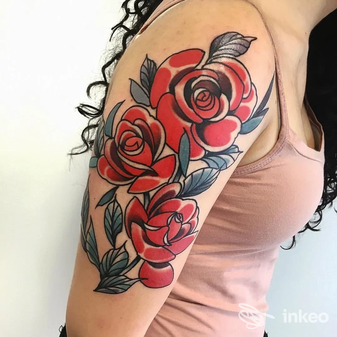 Tatuaggio a tema rose rosse sul lato superiore del braccio, foto fornita da Terzo Occhio Tattoo, Sant'Ilario d'Enza.