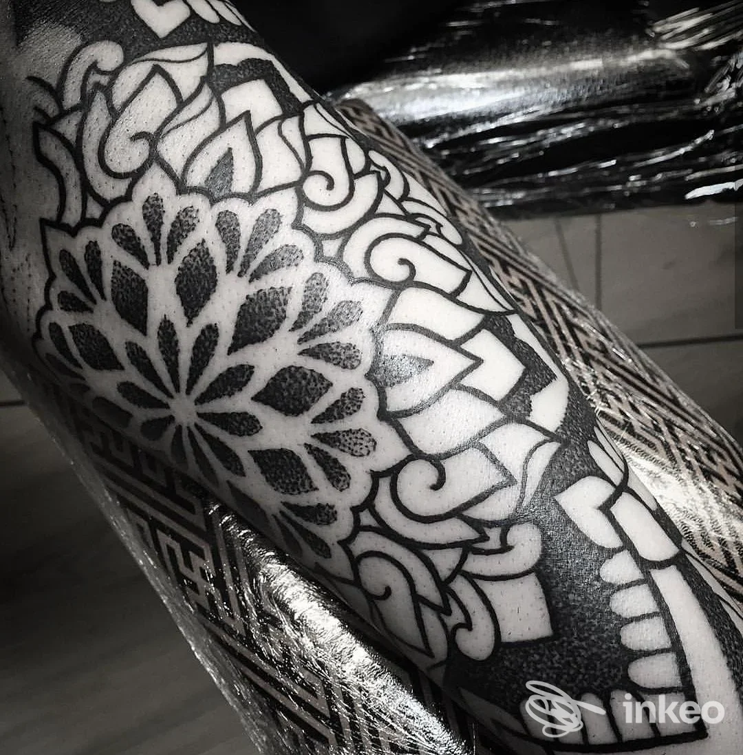 Tatuaggio blackwork geometrico e dotwork sull'avambraccio, realizzato da Terzo Occhio Tattoo a Sant'Ilario d'Enza.