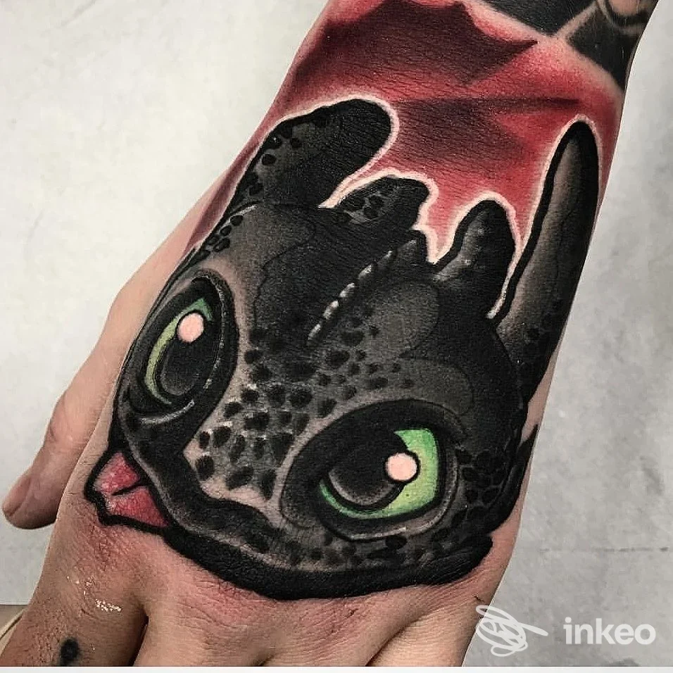Tatuaggio sul dorso della mano che rappresenta un personaggio stilizzato con occhi verdi, realizzato da Terzo Occhio Tattoo a Sant'Ilario d'Enza.