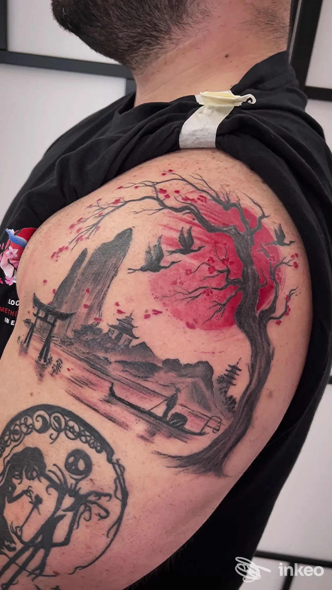 Tatuaggio sulla spalla con albero rosso e gru, foto fornita da 'Til Death - Tattoo Studio a Villanova.