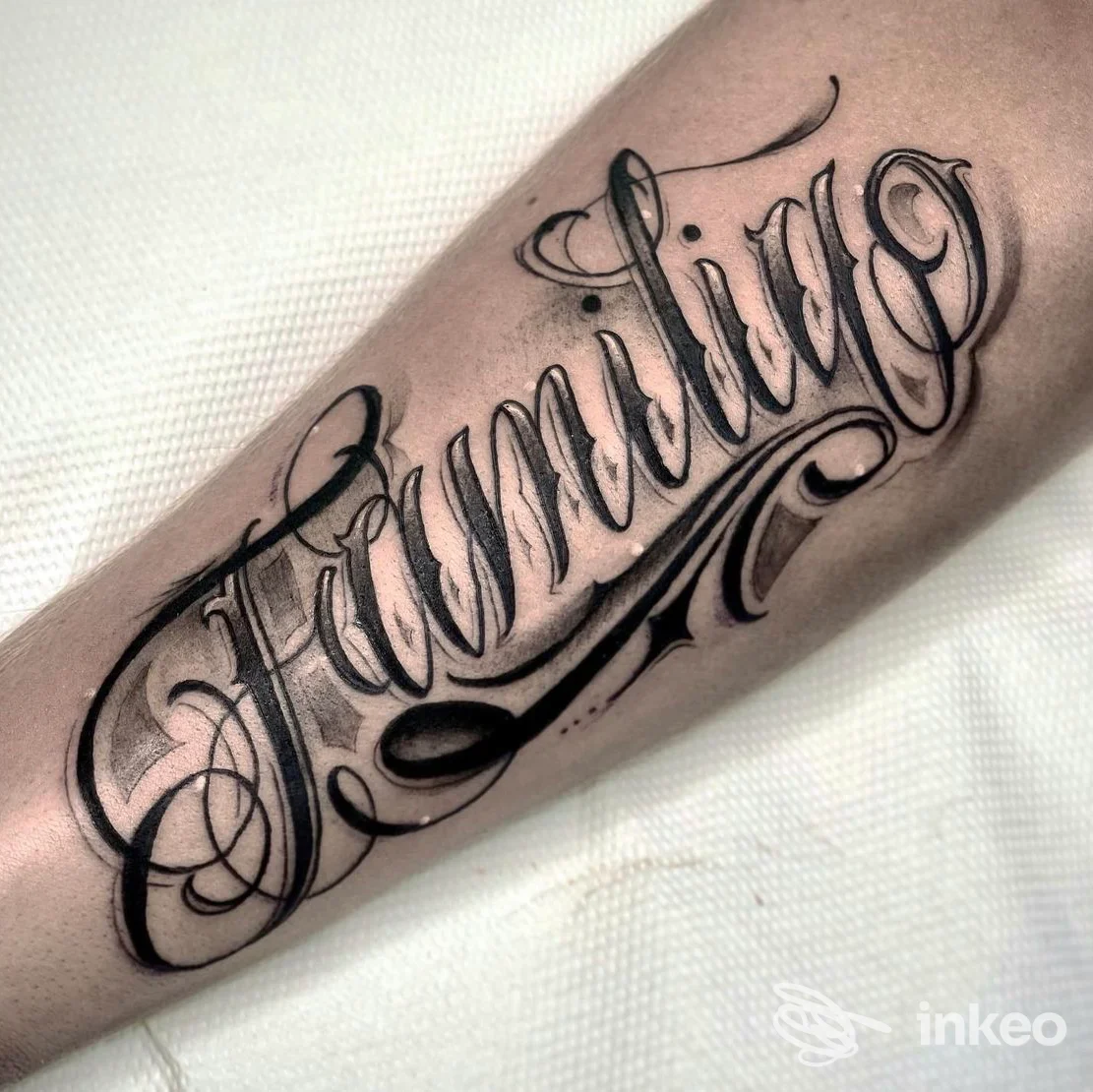 Grande tatuaggio lettering in stile script sull'avambraccio, eseguito da Inkspear Store a Modena.