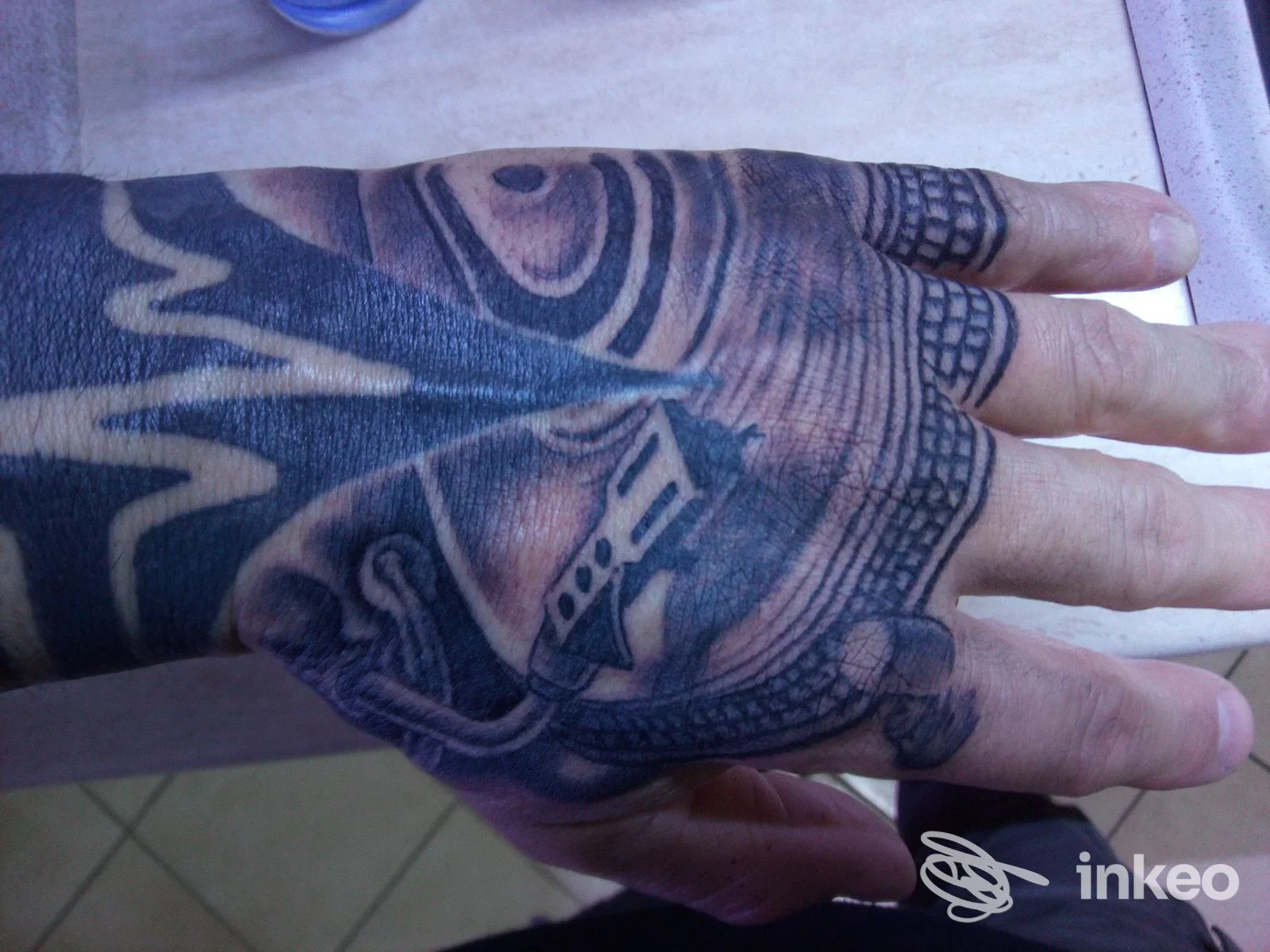 Tatuaggio blackwork sul dorso della mano e dita, Kiowa Totem Tattoo Studio, Castelfranco Emilia.