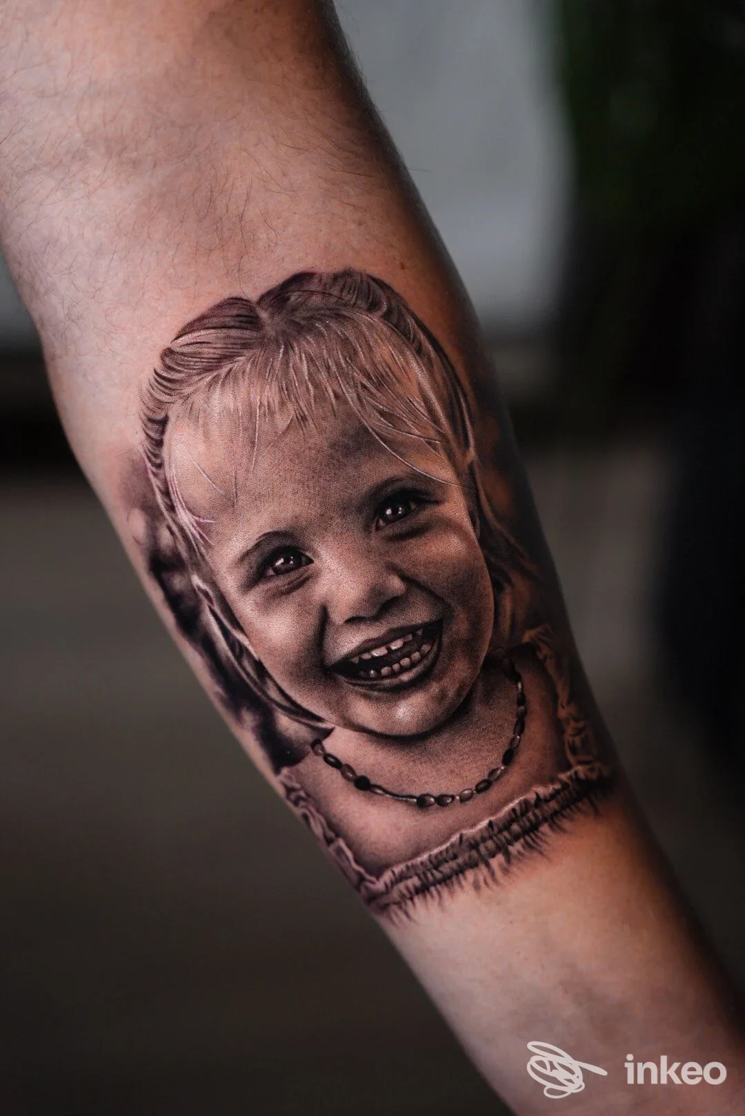 Ritratto realistico tatuato su avambraccio, lavoro eseguito da Duexcento Tattoo a San Nicolò.