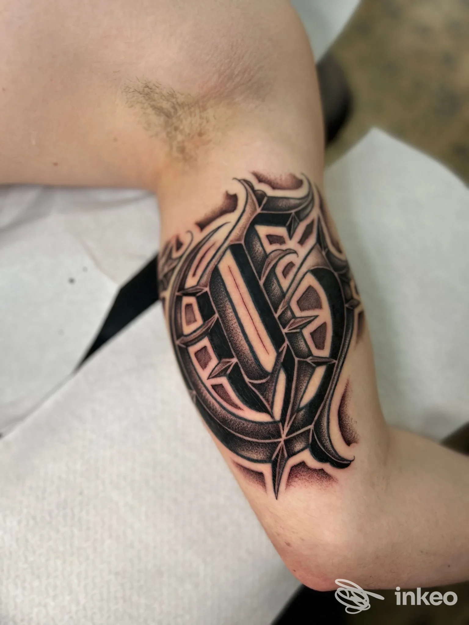 Tatuaggio ornamentale in nero su braccio interno, foto dallo studio North Side Ink Club a Reggio nell'Emilia.