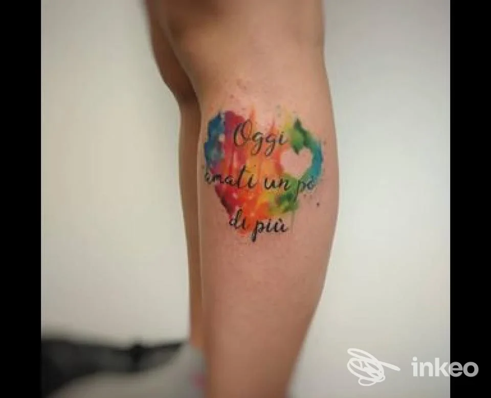 Tatuaggio acquerello con scritta in corsivo sul polpaccio, realizzato da PMP Tattoo a Piacenza.