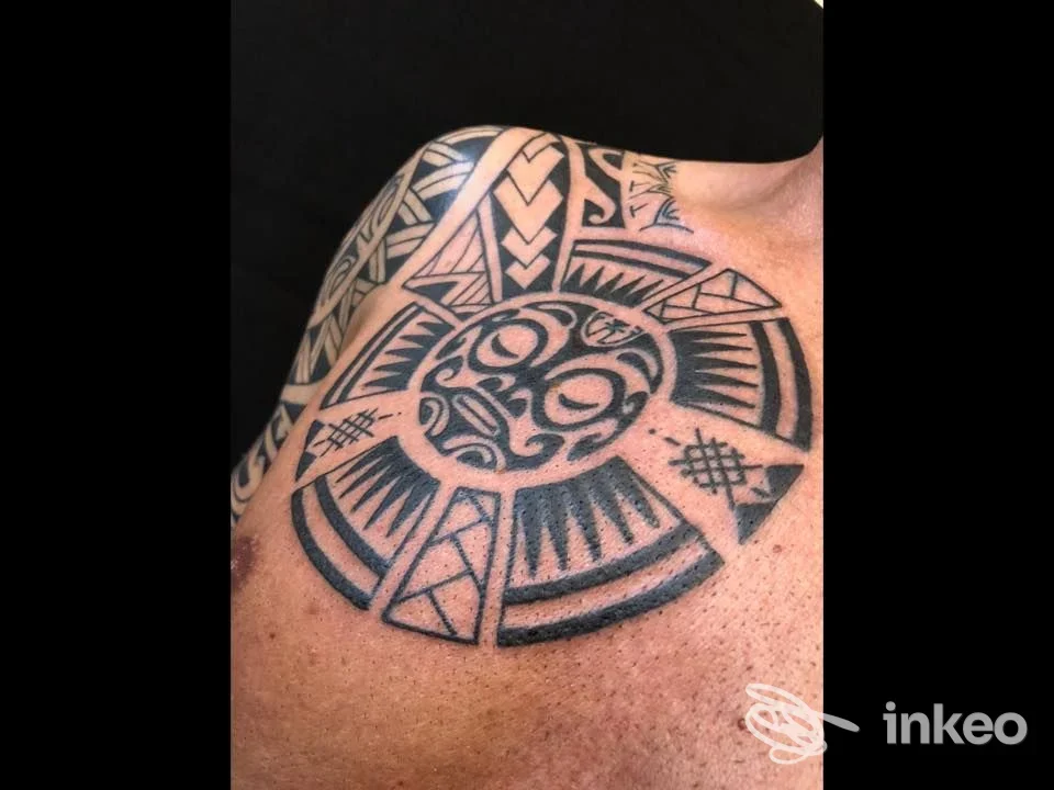 Tatuaggio tribale nero sulla spalla e parte superiore del petto, foto per PMP Tattoo a Piacenza.