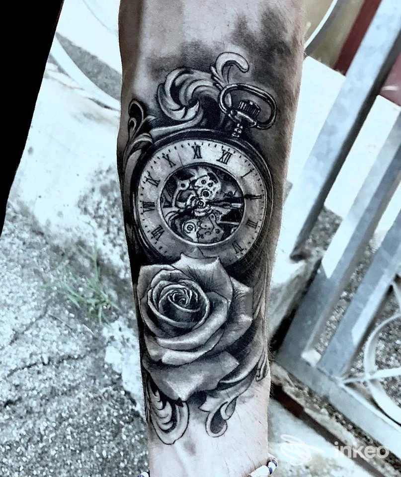 Tatuaggio realistico bianco e nero su avambraccio con orologio da tasca e rosa, Cheyenne Art Studio, Nonantola.
