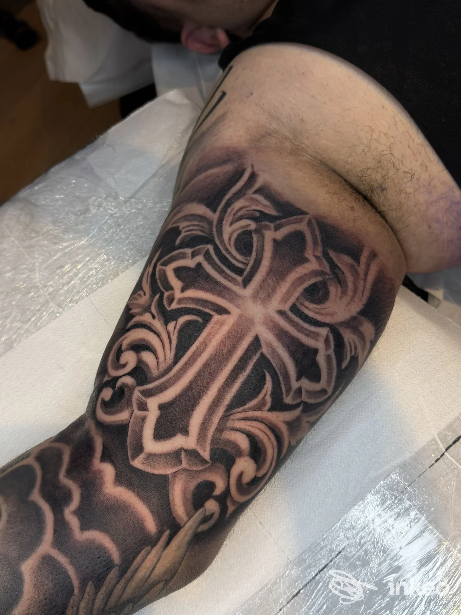 Tatuaggio black & grey a forma di croce ornamentale sull'avambraccio, Sagrado Tattoo a Misano Adriatico.