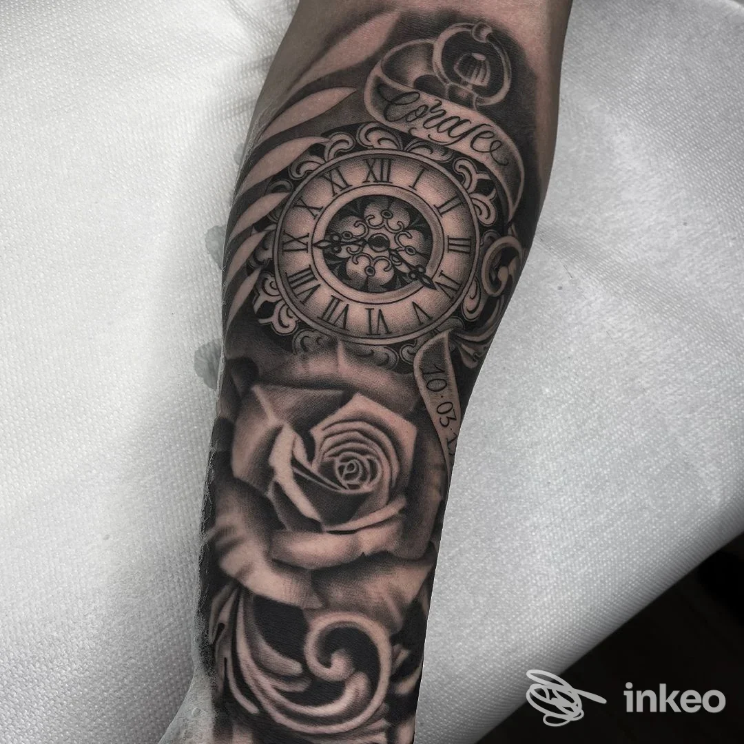Avambraccio tatuato con orologio da tasca e rosa in bianco e nero, foto per Sagrado Tattoo a Misano Adriatico.