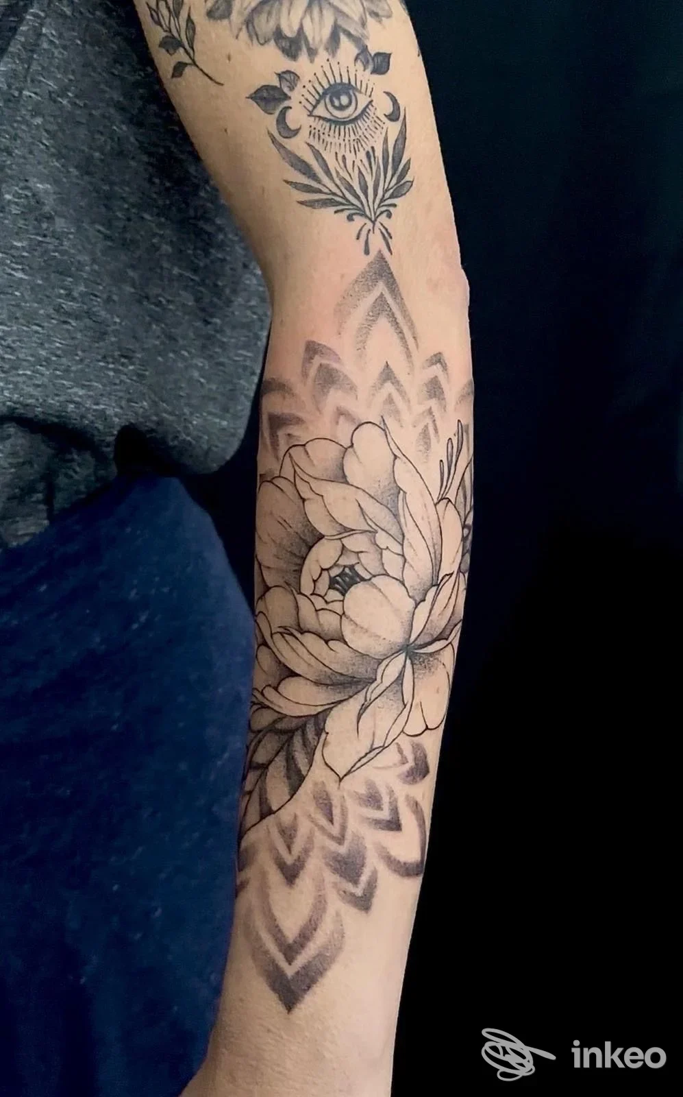 Tatuaggio floreale e ornamentale su avambraccio, foto di MiraBeautyTattoo a Reggio nell'Emilia.