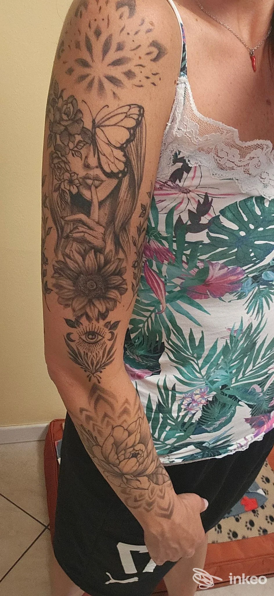 Manica tatuata in bianco e nero sul braccio sinistro, fotografia fornita da MiraBeautyTattoo a Reggio nell'Emilia.