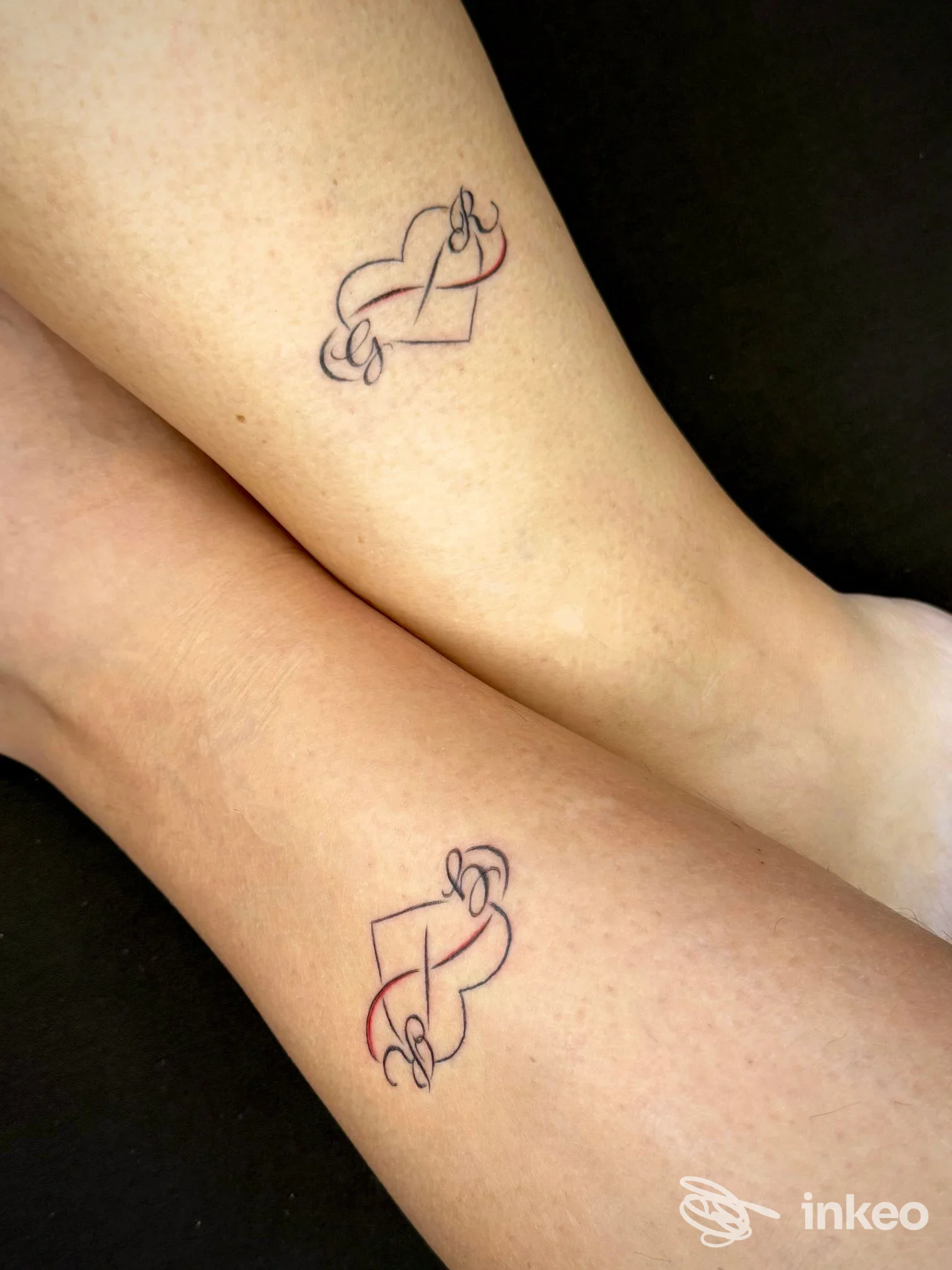 Due piccoli tatuaggi lineari su polpacci e caviglie, eseguiti da MiraBeautyTattoo a Reggio nell'Emilia, contorni neri con accenti rossi su pelle chiara.